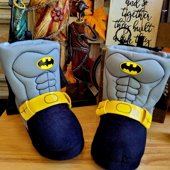 Batman Slippers - Picture 2 of 5